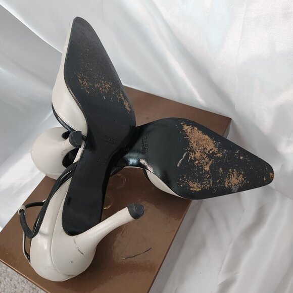 Gucci Pointed Toe Cream & Black Pumps - Picture 4 of 10